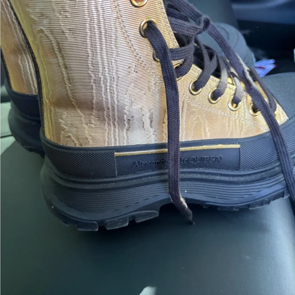 Alexander McQueen Gold and Black Textured Boots - Picture 5 of 7